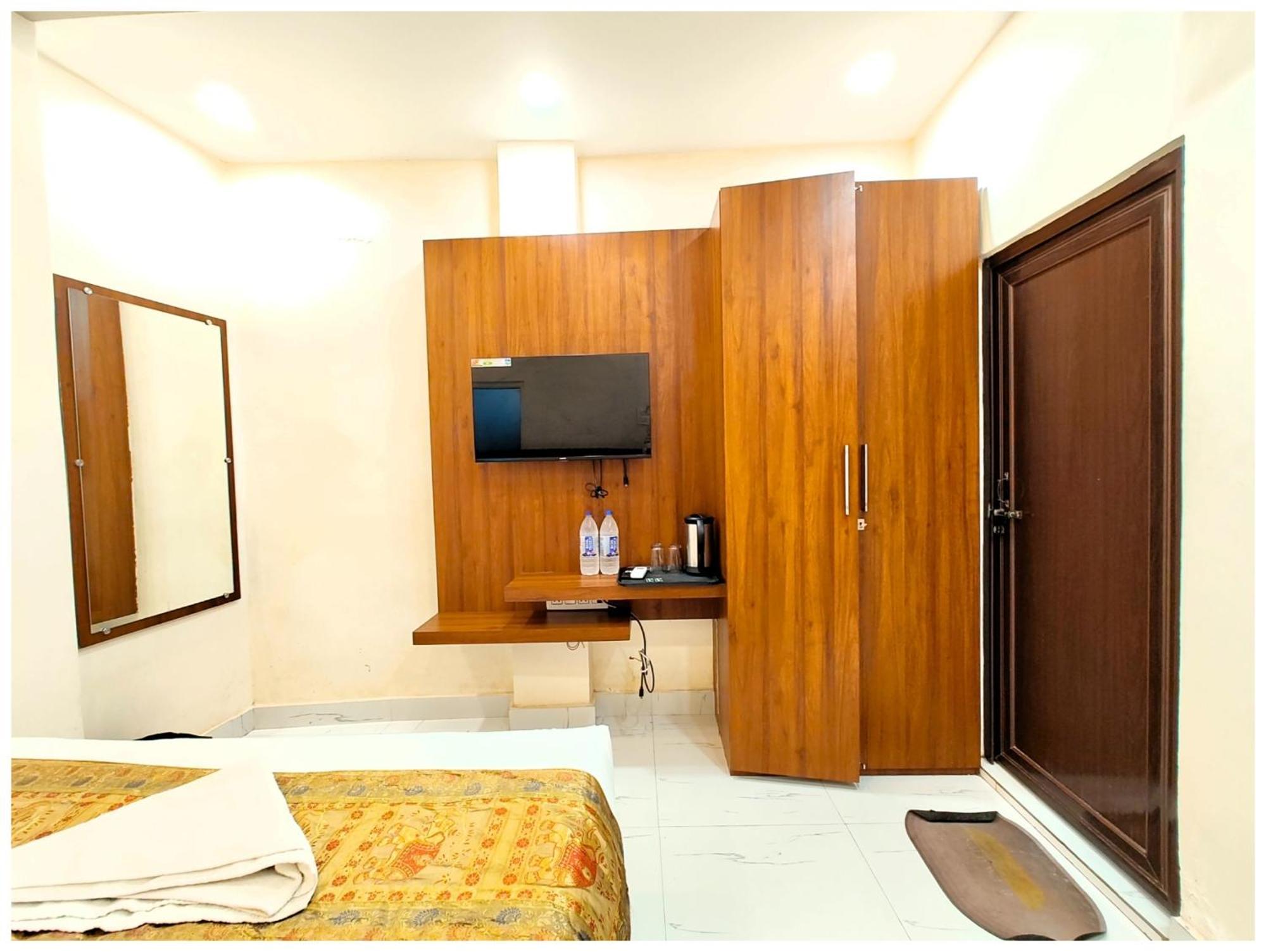 Bnk Grand Near Godawalia Chauraha - 100 Meter From Baba Vishwanath Temple & Ganga Arti Ghat #fully Air Conditioned - #prime Location #wi-fi #lift #hygiene & Spacious - A Rated Hotel 4*