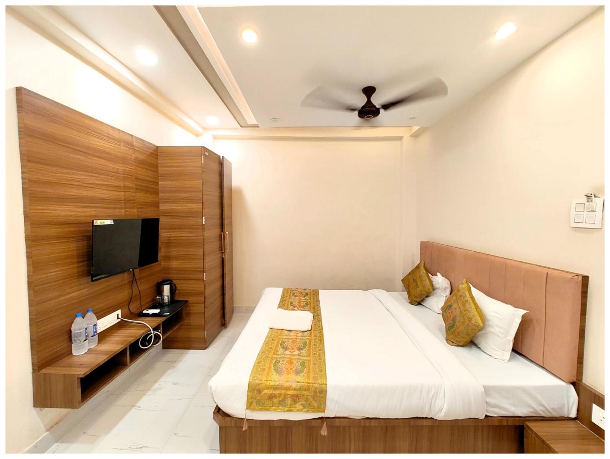 Bnk Grand Near Godawalia Chauraha - 100 Meter From Baba Vishwanath Temple & Ganga Arti Ghat #fully Air Conditioned - #prime Location #wi-fi #lift #hygiene & Spacious - A Rated Hotel