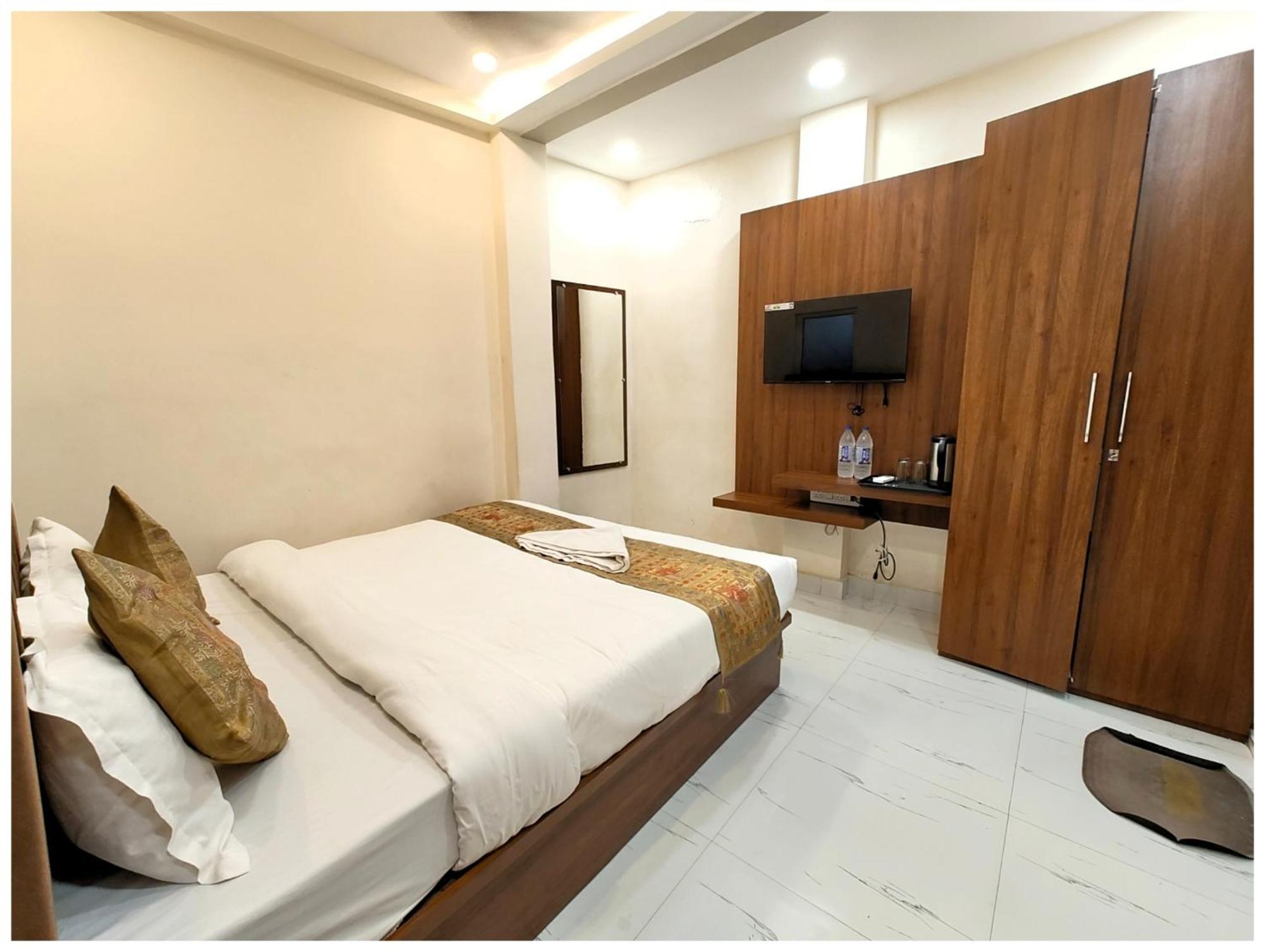Bnk Grand Near Godawalia Chauraha - 100 Meter From Baba Vishwanath Temple & Ganga Arti Ghat #fully Air Conditioned - #prime Location #wi-fi #lift #hygiene & Spacious - A Rated Hotel 4*