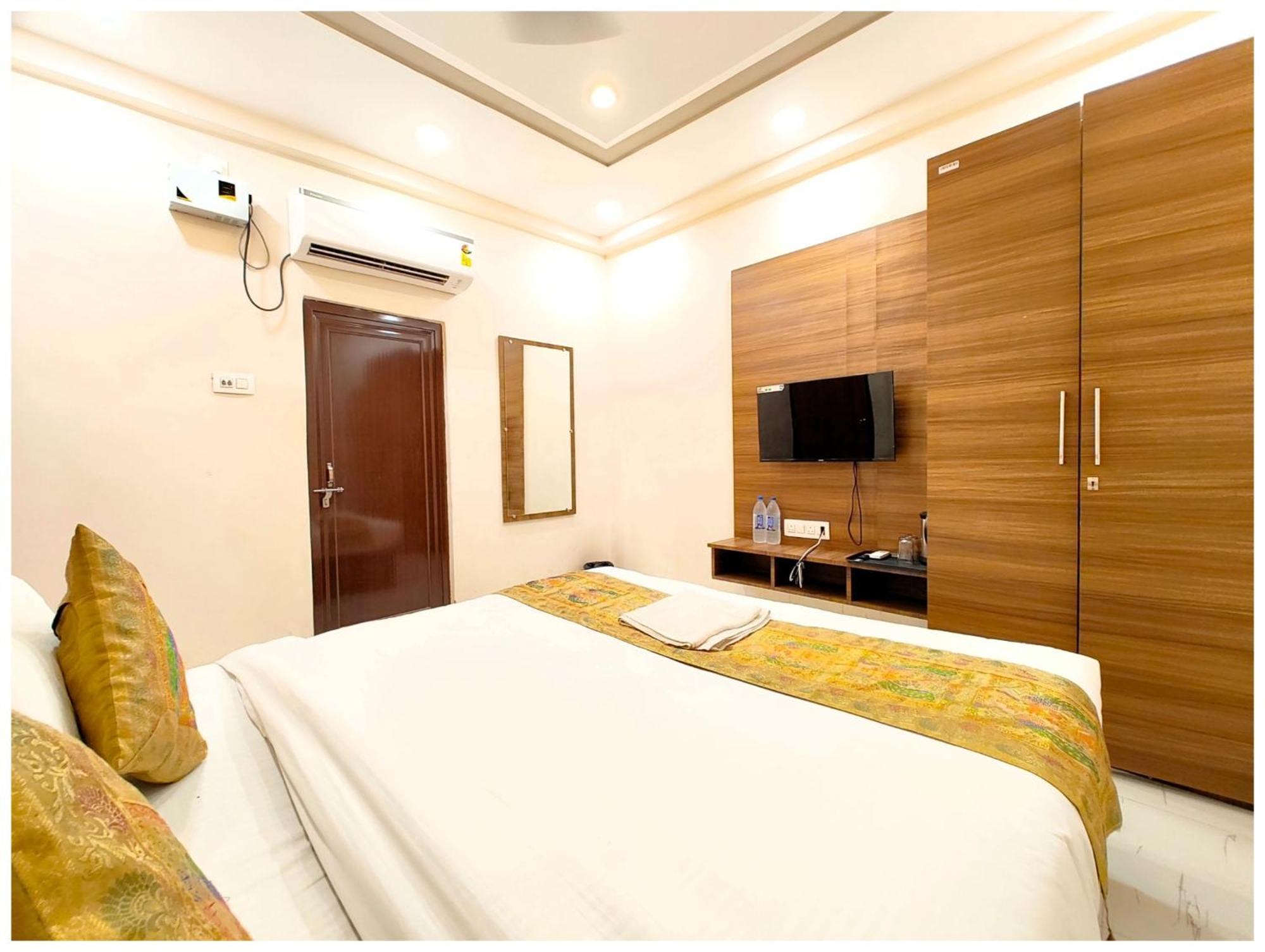 Bnk Grand Near Godawalia Chauraha - 100 Meter From Baba Vishwanath Temple & Ganga Arti Ghat #fully Air Conditioned - #prime Location #wi-fi #lift #hygiene & Spacious - A Rated Hotel Varanasi