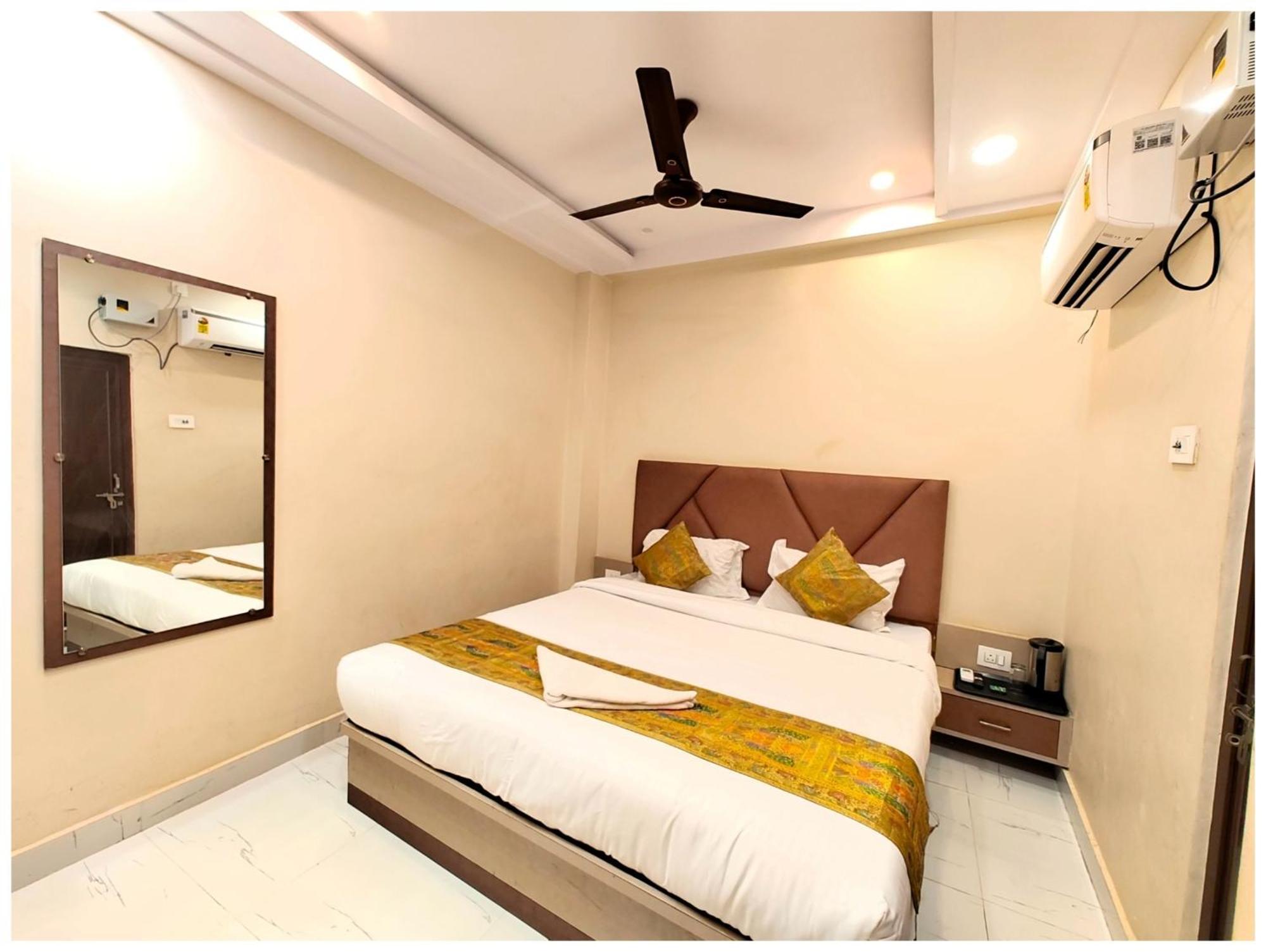 Hotel Bnk Grand Near Godawalia Chauraha - 100 Meter From Baba Vishwanath Temple & Ganga Arti Ghat #fully Air Conditioned - #prime Location #wi-fi #lift #hygiene & Spacious - A Rated Varanasi