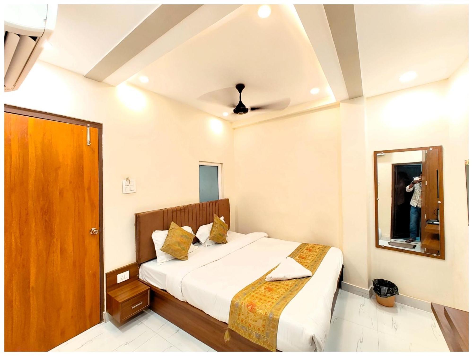 Bnk Grand Near Godawalia Chauraha - 100 Meter From Baba Vishwanath Temple & Ganga Arti Ghat #fully Air Conditioned - #prime Location #wi-fi #lift #hygiene & Spacious - A Rated Hotel