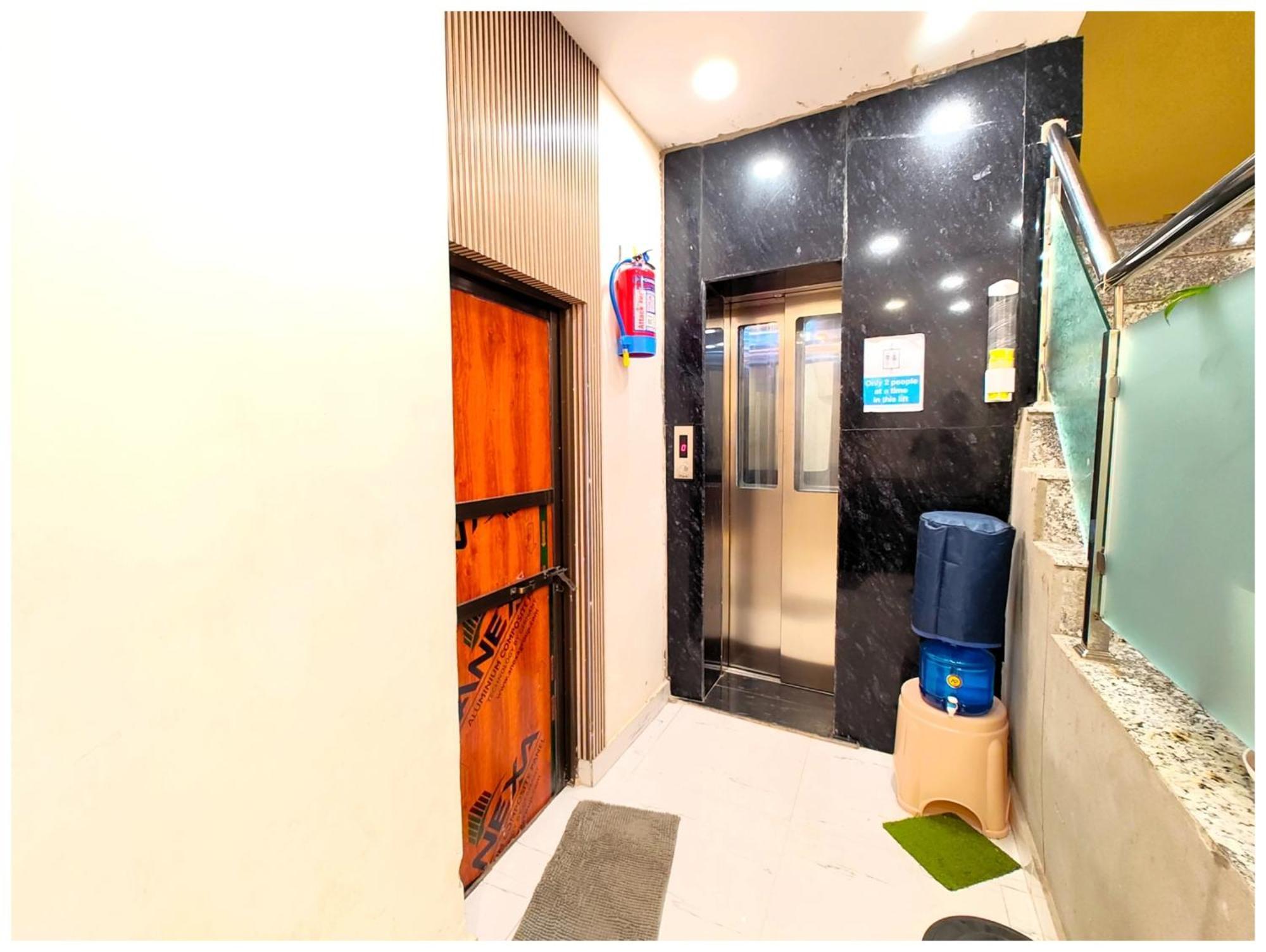 Hotel Bnk Grand Near Godawalia Chauraha - 100 Meter From Baba Vishwanath Temple & Ganga Arti Ghat #fully Air Conditioned - #prime Location #wi-fi #lift #hygiene & Spacious - A Rated