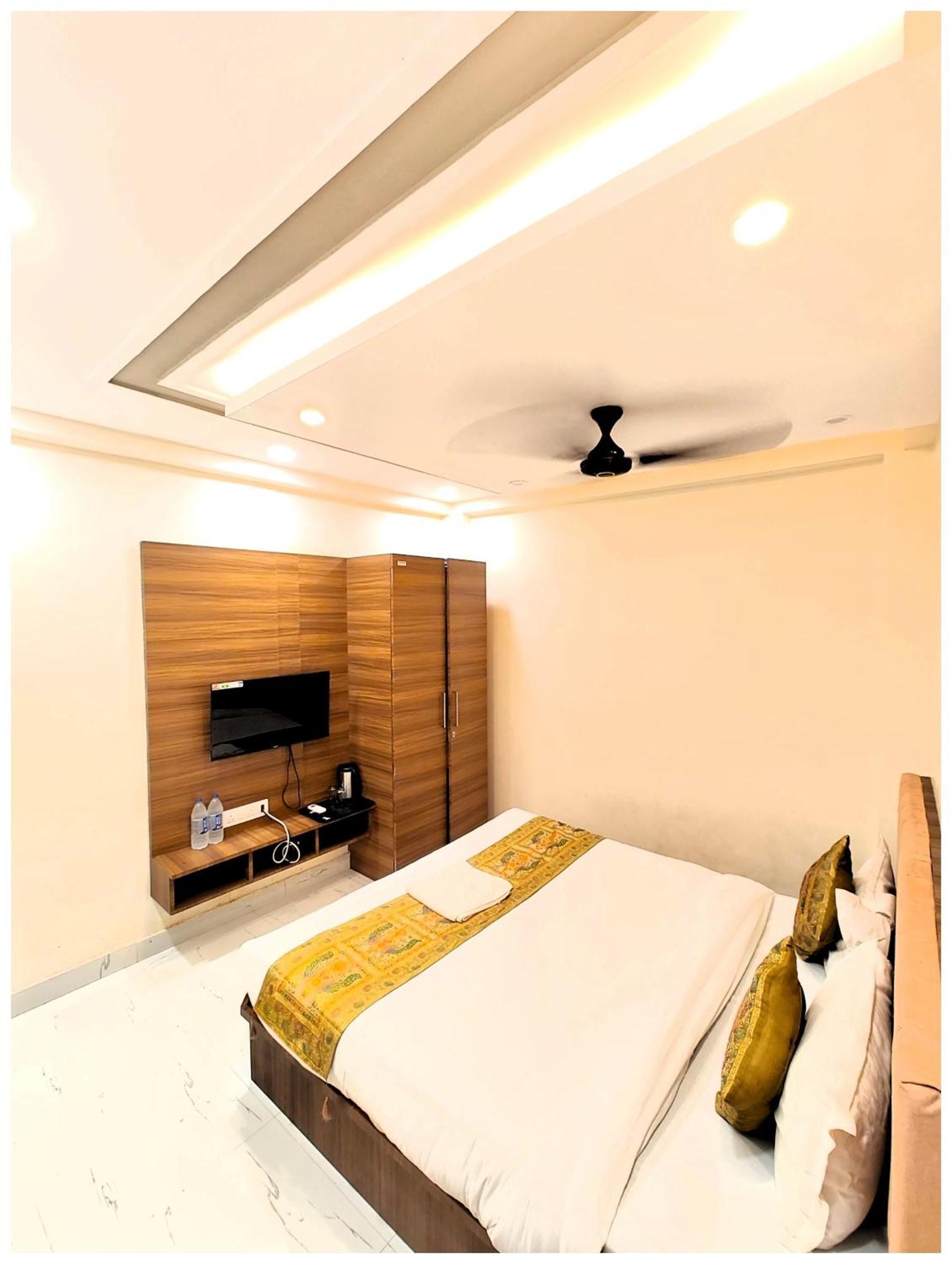 Bnk Grand Near Godawalia Chauraha - 100 Meter From Baba Vishwanath Temple & Ganga Arti Ghat #fully Air Conditioned - #prime Location #wi-fi #lift #hygiene & Spacious - A Rated 4* Varanasi
