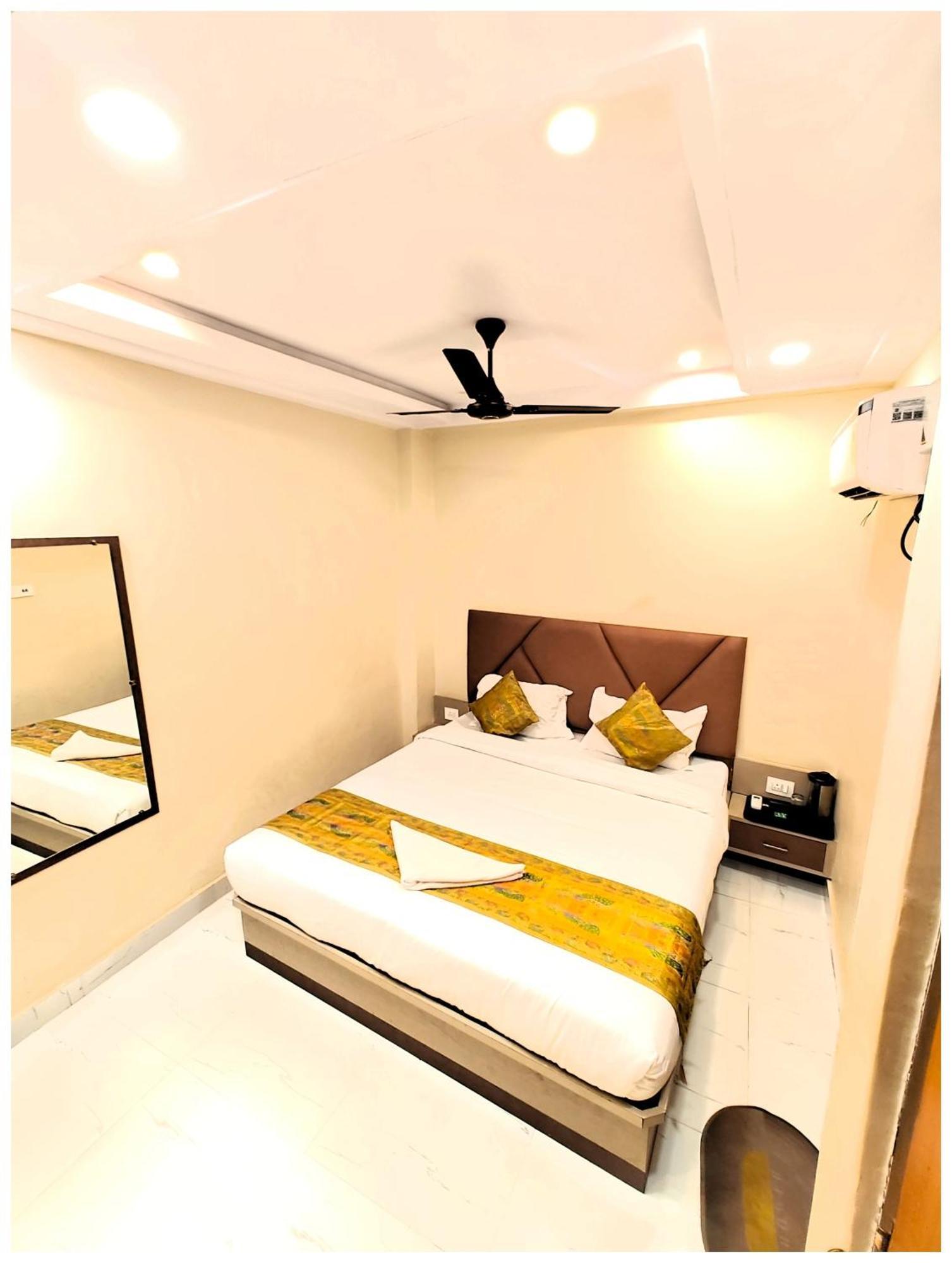 Bnk Grand Near Godawalia Chauraha - 100 Meter From Baba Vishwanath Temple & Ganga Arti Ghat #fully Air Conditioned - #prime Location #wi-fi #lift #hygiene & Spacious - A Rated Hotel