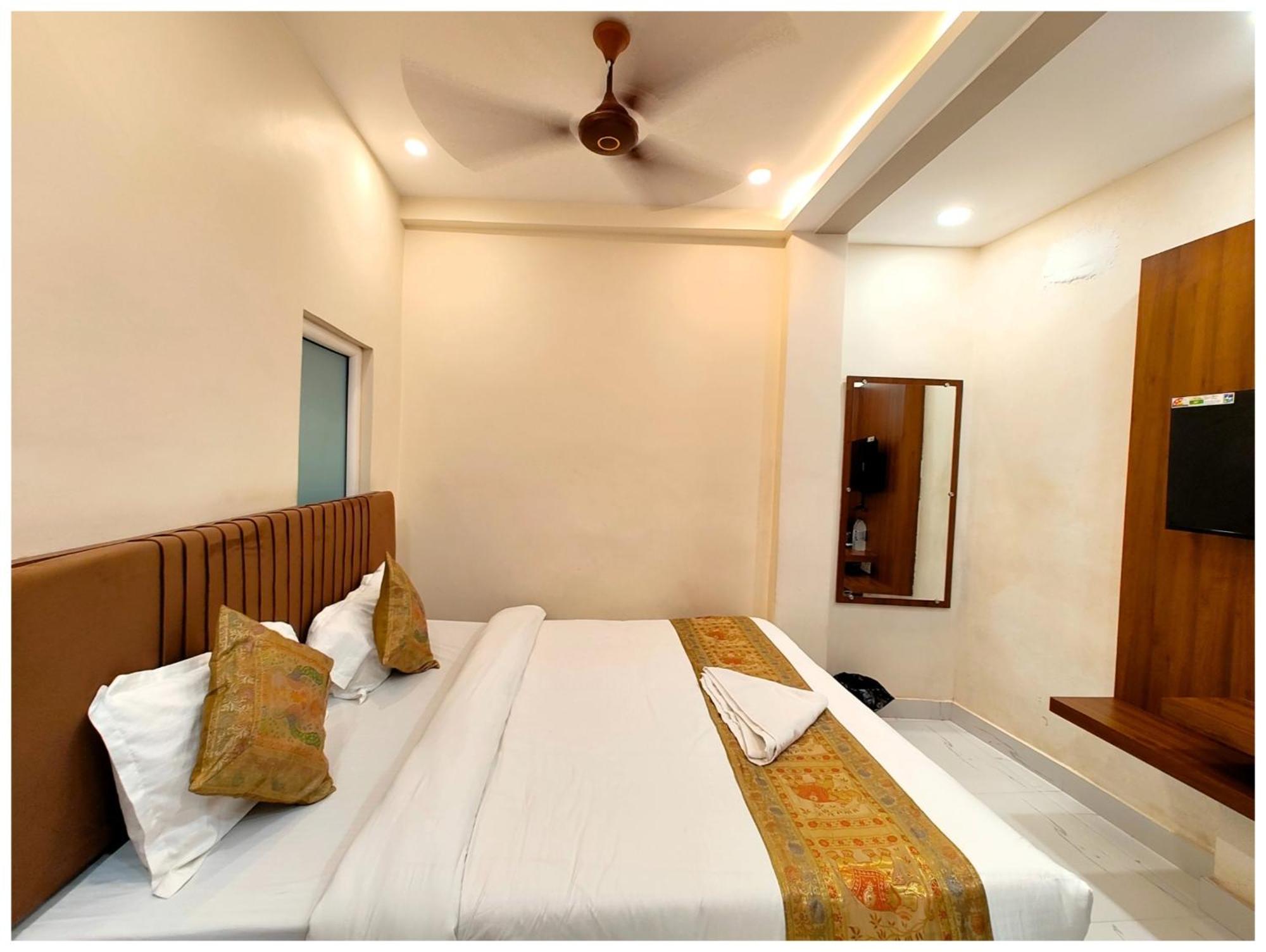 Bnk Grand Near Godawalia Chauraha - 100 Meter From Baba Vishwanath Temple & Ganga Arti Ghat #fully Air Conditioned - #prime Location #wi-fi #lift #hygiene & Spacious - A Rated Hotel Varanasi
