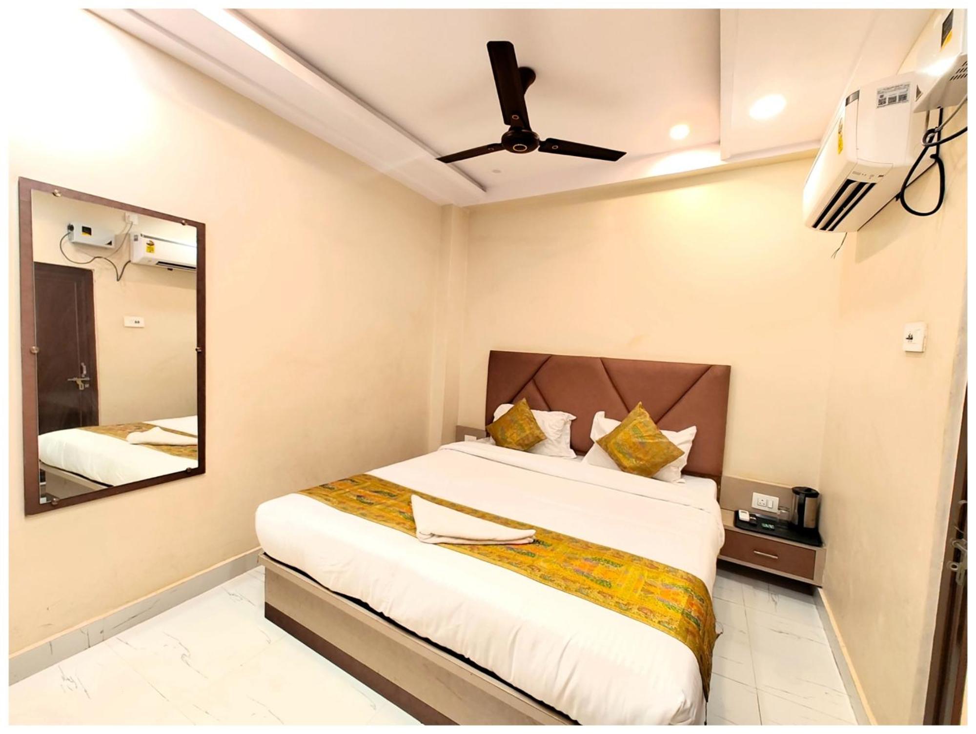 Hotel Bnk Grand Near Godawalia Chauraha - 100 Meter From Baba Vishwanath Temple & Ganga Arti Ghat #fully Air Conditioned - #prime Location #wi-fi #lift #hygiene & Spacious - A Rated 4*